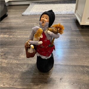 The‎ Byers Choice Collection Caroler 1995 Woman W/Basket, Goose, Bread & Horse